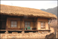 고래등 같은 초가집, 터까지 명당이래요