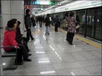 왕십리역 악담 안전선 밖으로 물러나세요