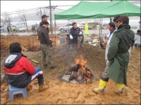 뚝방 정도 쌓을 줄 알았는데손발 묶여 쫓기더라도 자리 지킬 것
