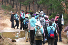 낮고 느리게 엎드려 지리산 둘레길 걸어요