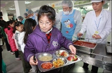 급식 먹자고 부모님 이혼서류 떼어오라고요?