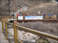 검은 바위에 총탄 자국... 김신조 루트를 가다