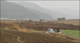 오염 우려 시커먼 퇴적토, 낙동강에서 또 나와