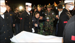 민간 잠수사, 함미에서 김태석 상사 시신 발견