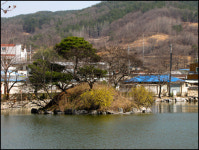 아파트 앞 호수에 옛 정자가?