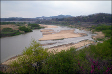 여강의 비 오는 날은 불법으로 흙탕물 방류하는 날
