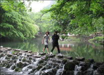 신촌마을 양심가게서 과자를 샀어요
