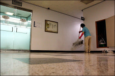 어머니 내쫓은 대학은 패륜녀 비판에서 자유롭나