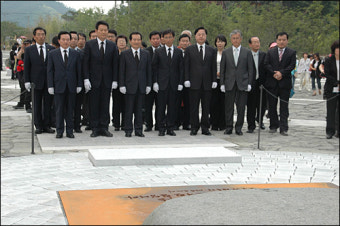 '노무현 묘역 참배' 당선자들 