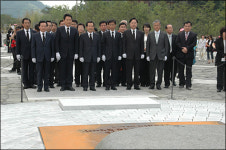 '노무현 묘역 참배' 당선자들 