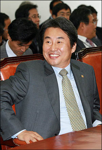 유인촌 장관 대신 한대 맞고 시작하시죠