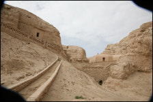 뭐 세계문화유산에다 용변을 보라고?