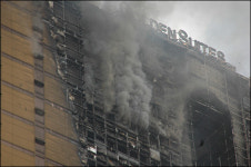 4층부터 38층까지 삽시간에 불길 번져30명 구조...화재 잔해-파편 거리 뒤덮어