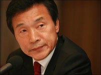 고개 숙인 손학규 춘천 살 때 봉투도...