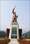 온몸으로 노래하는 꽈배기 등대