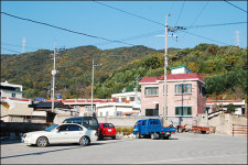 KTX 지나가서 좋겠다고? 사람들 다 떠나고 있소