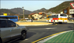 멀쩡한 도로에 회전교차로 왜?