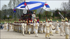 언밸런스 한 조화, 아파트 숲과 전통상여