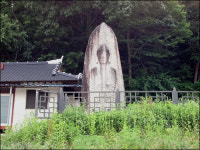 산에서 돌덩이가 딱! 소리치니 불상이 딱!