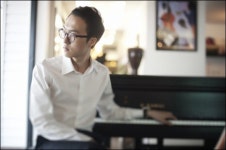 그의 음악은 욘사마의 손에서 시작됐다