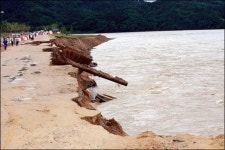 한발만 헛디디면...무너진 상주보 제방 '아찔'