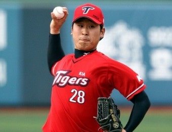 윤석민, 10승 고지 밟으며 KIA 선두 견인