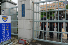 정문 걸어 잠그고 취재 막는 서귀포경찰서