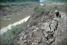 물빠진 낙동강 바닥에 웬 고속도로?