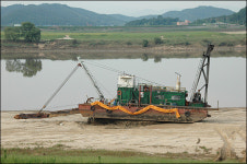 물빠진 낙동강 바닥에 웬 고속도로?
