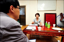 집 나온 구청장, 양변기에 머리 감는 사연