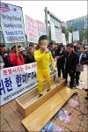 [사진] 노무현 관 퍼포먼스... 어버이연합, 심하네