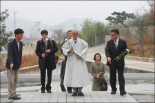 노무현 묘역 참배한 명진 스님 고양이가 쥐 잡듯이