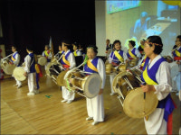 노인들을 위문 공연하는 젊은 노인들