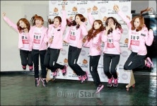[한컷뉴스] 아이돌 스타 육상 수영 선수권대회, 날아라 에이핑크
