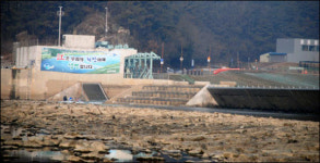 깨지고 부서지고 악취...이거 녹색사업 맞습니까