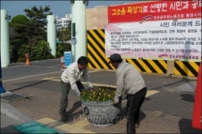 통영시청 앞 시위 확성기 소리 차단 방음벽, 논란