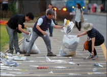 [한컷뉴스] 조합원들은 버리고, 민주노총 위원장은 줍고