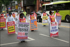 평범한 주부였는데... 지금은 아스팔트에 서있습니다