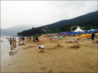 뜨거운 열기와 열정으로 가득 찬 거제 구조라해수욕장