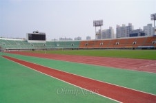 대구시민운동장 관람석 수 줄이면서 오락가락