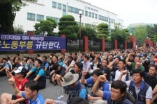 용역 침탈에 분노... 노동자들, 노동부 향해 XXX