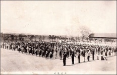 65년 전 졸업앨범 속 교장선생님, 참 감각적이네