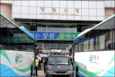 창원시, 노동조합 집회-천막설치 막으려 버스 3대 배치