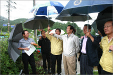 집중호우 피해 속출... 제방·도로 유실에 인명피해도