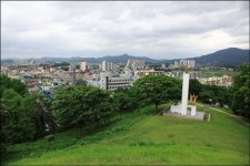 가운데에 기찻길이... 시끌벅적 가야시장