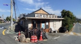 무덤 사이로 다니는 사람들... 오늘도 어제