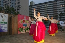 어우동 춤판에서 벌어진 할머니들의 기싸움