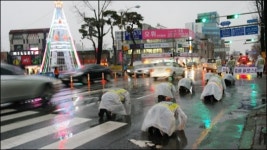 28개월째 임금 못받아...문재인, 제발 와 달라