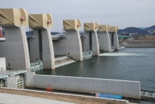 준공 1년 안 된 공주보 교각 깨지고 떨어지고