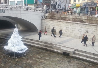 삼일절 연휴 동안 전국적인 눈비 예상, 교통 혼잡과 미끄럼 사고에 주의 필요